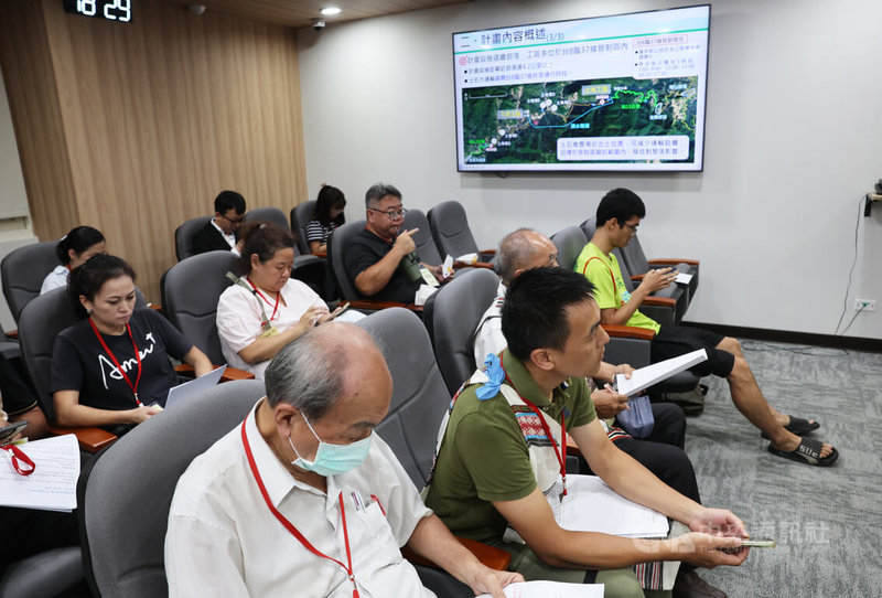 台電公司「大甲溪光明抽蓄水力發電計畫」開發案第2次環評審議21日下午在環境部進行,台中市和平區哈崙台部落與環團代表與會旁聽。中央社記者趙世勳攝 114年8月21日