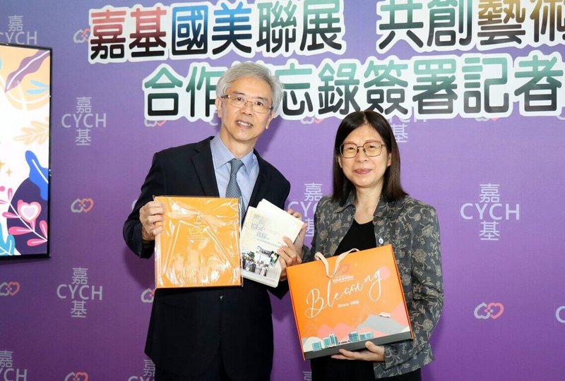 嘉義基督教醫院與國立台灣美術館21日簽署合作備忘錄(MOU),由嘉基副院長陳明晃(左)與國美館長陳貺怡(右)代表雙方簽署,將聯手推動「醫藝結合」。(嘉基提供)中央社記者黃國芳傳真 114年8月21日