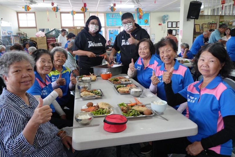 颱風丹娜絲重創嘉義地區,民進黨立委蔡易餘(後中右)、王美惠(後中左)等人21日前往嘉義縣義竹鄉舉辦共餐活動,並為鄉親打菜,現場氣氛溫馨熱絡。(蔡易餘提供)中央社記者蔡智明傳真 114年8月21日