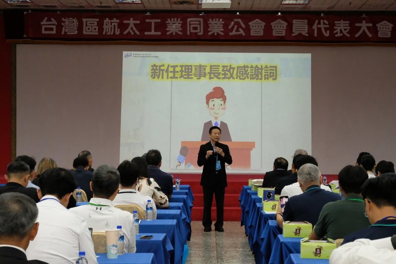漢翔總經理曹進平(中)21日獲台灣區航太工業同業公會會員一致推舉,擔任公會新任理事長。(航太公會提供)中央社記者吳家豪傳真 114年8月21日