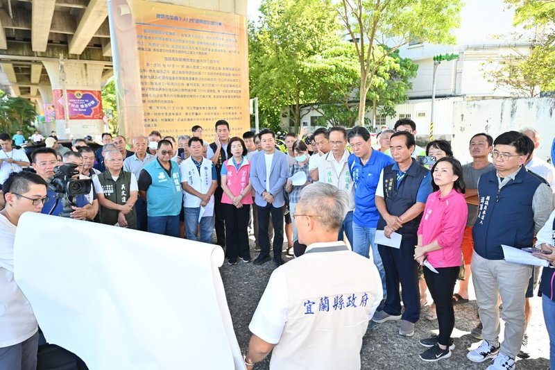 配合高鐵延伸宜蘭案，交通部鐵道局委託宜蘭縣政府辦理高鐵宜蘭特定區規畫。縣府21日在宜蘭市和平路鐵路橋下對外說明進程，不少關心此案的地方人士到場聽取簡報。（宜蘭縣政府提供）中央社記者沈如峰宜蘭縣傳真　114年8月21日