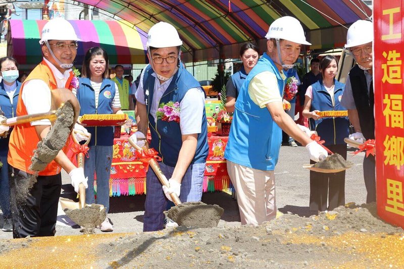 苗栗縣「竹南鎮射流溝水環境改善工程–水質改善」21日舉行動土儀式,環境部長彭啓明(前左2)、苗栗縣長鍾東錦(前左3)等人出席執鏟,期許工程如期如質完工。(苗栗縣政府提供)中央社記者魯鋼駿傳真 114年8月21日