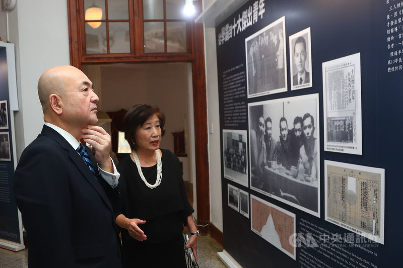 彭明敏文教基金會21日在二二八國家紀念館舉行「啟發島嶼的自由之路-彭明敏的主張與行動」特展開幕記者會,董事長楊黃美幸(左2)陪同日本台灣交流協會代表片山和之(左1)參觀展區。中央社記者王騰毅攝 114年8月21日