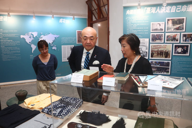 彭明敏文教基金會21日在二二八國家紀念館舉行「啟發島嶼的自由之路-彭明敏的主張與行動」特展開幕記者會,董事長楊黃美幸(右)為日本台灣交流協會代表片山和之(中)解說展出內容。中央社記者王騰毅攝 114年8月21日