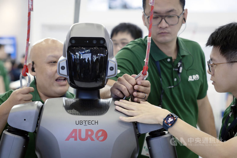 和椿科技近年積極轉型智慧機器人整合,盼透過自動化與機器人解決方案幫助企業解決人力問題,21日和椿科技也在「亞洲工業4.0暨智慧製造系列展」中公開展示旗下人形機器人產品。中央社記者趙世勳攝 114年8月21日