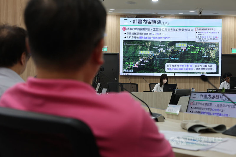 環境部21日下午針對台電公司「大甲溪光明抽蓄水力發電計畫」開發案進行第2次環評審議,會中由開發單位說明計畫內容。中央社記者趙世勳攝 114年8月21日