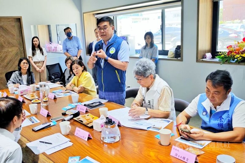立法院社會福利及衛生環境委員會21日到桃園市考察光電板處理設施及技術,環境部長彭啓明(右4)表示,太陽能光電板部分案場因颱風毀損,僅剩一案場清運緩慢,已累計重罰新台幣900萬元,並持續要求業者提出清理計畫,盼在1個月內解決完畢。中央社記者吳睿騏桃園攝 114年8月21日