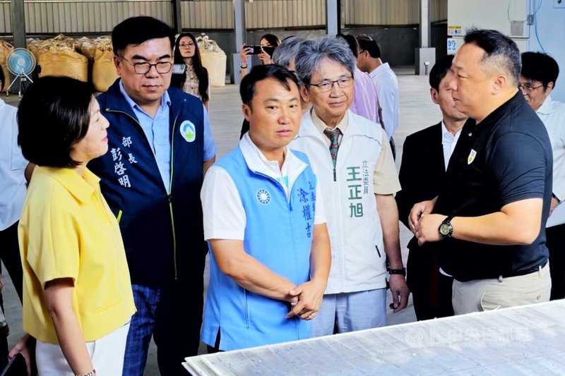 立法院社會福利及衛生環境委員會民進黨立委王正旭（2排左2）、國民黨立委王育敏（左1）、涂權吉（前排左2）21日在環境部長彭啓明（2排左1）陪同下出席考察行程，並前往廠區參觀東鋐國際光電以先進技術處理回收光電板。中央社記者吳睿騏桃園攝　114年8月21日