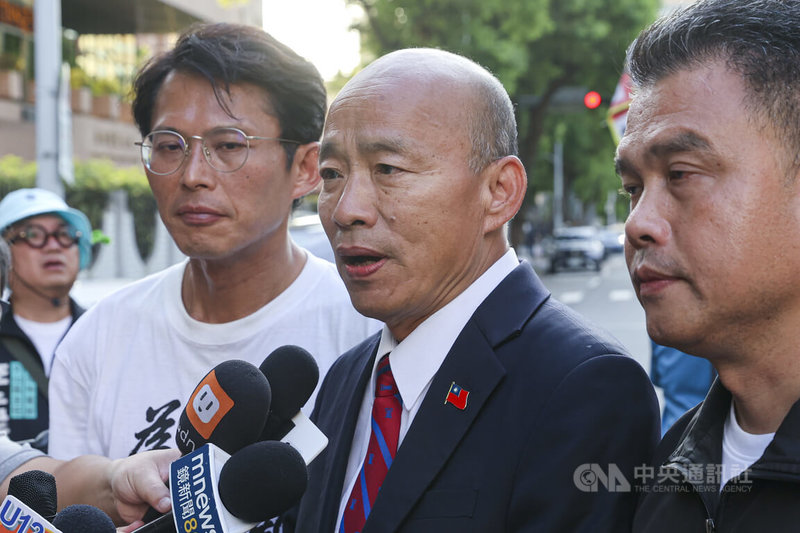 核三延役公投案投票倒數計時，民眾黨主席黃國昌（右3）21日持續車掃籲民眾公投投同意，下午並與立法院長韓國瑜（右2）合體催票，出發前受訪回應媒體提問。中央社記者鄭清元攝  114年8月21日