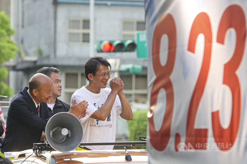 核三延役公投23日將登場,立法院長韓國瑜(左)21日下午在台北市合體台灣民眾黨主席黃國昌(右),兩人一同車掃催票、沿途向民眾致意,呼籲公投票投同意。中央社記者鄭清元攝 114年8月21日