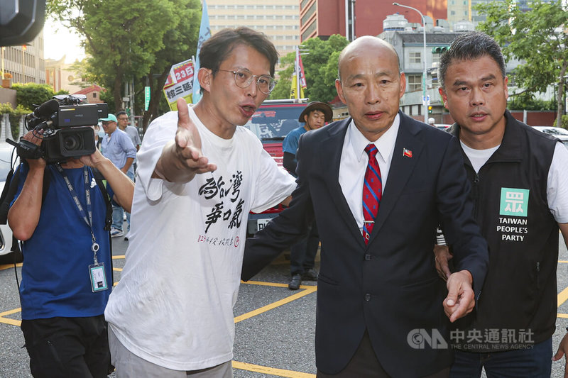 民眾黨主席黃國昌（前左）21日下午在台北市文山、大安、中正區進行「核三延役投同意」車掃，下午與立法院長韓國瑜（右2）會合，一同掃街催票。中央社記者鄭清元攝  114年8月21日