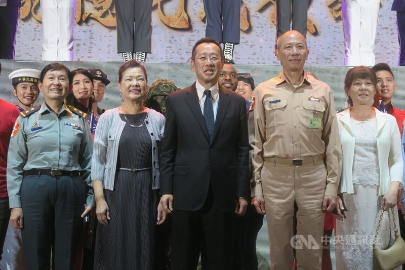 國防部長顧立雄(前排中)、參謀總長梅家樹(前排右2)等人21日和參加「紀念二戰暨抗戰勝利80週年」音樂會的官兵合影。中央社記者吳書緯攝 114年8月21日