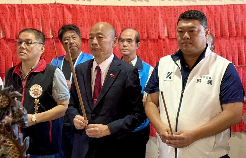國民黨立委游顥（右）罷免案23日投票，立法院長韓國瑜（前中）21日到南投縣竹山鎮陪同游顥參拜及車隊掃街，並表示，游顥雖首次進入國會，但表現十分亮眼，呼籲鄉親用選票守護南投。（游顥團隊提供）中央社記者蕭博陽南投縣傳真　114年8月21日