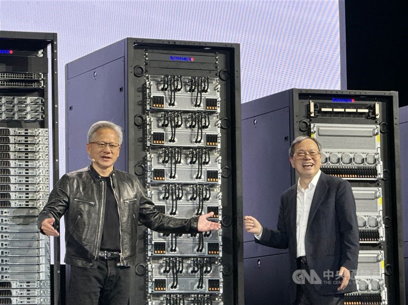圖為輝達（NVIDIA）執行長黃仁勳（左）站台，介紹美超微（Supermicro）液冷機櫃。（中央社檔案照片）