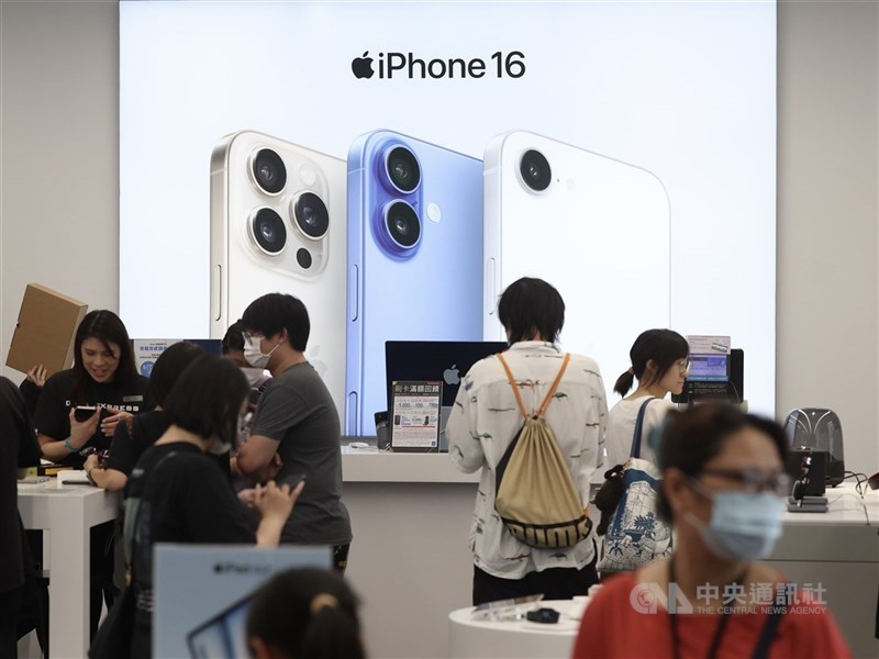 蘋果公司推出無障礙主題短片,記錄4名帕金森氏症患者使用iPhone 16 Pro運動模式與語音控制功能,拍攝穩定影片的過程。(中央社檔案照片)