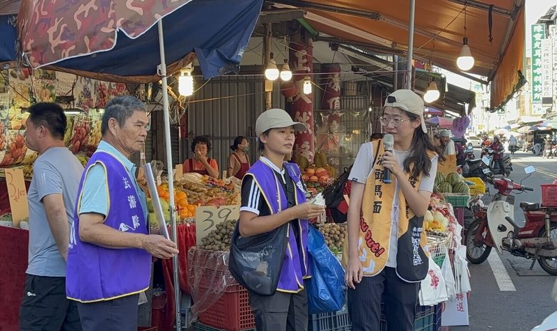 國民黨立委游顥罷免案即將投票,罷團21日前往南投縣竹山鎮早市掃街,志工盼將同意罷免聲音傳到每個角落。(罷免游顥團體提供)中央社記者蕭博陽南投縣傳真 114年8月21日