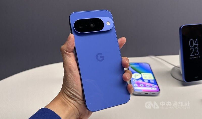 Google發表Pixel 10手機,靛藍色搶眼。中央社記者張欣瑜紐約攝 114年8月21日
