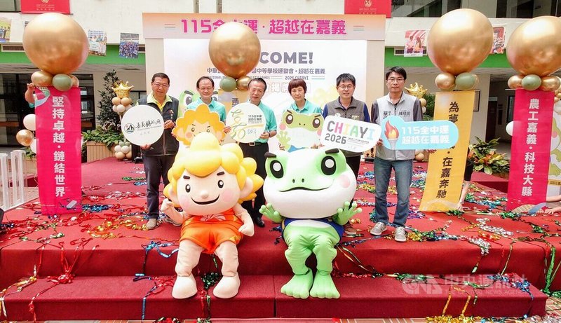 115年全國中等學校運動會將在嘉義縣舉辦,嘉義縣長翁章梁(左3)、教育部體育署組長蔡忠益(左2)、中華民國高級中等學校體育總會秘書長朱彩鳳(左4)等人21日共同為全中運籌備處揭牌。中央社記者蔡智明攝 114年8月21日