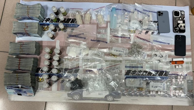 台中市大甲警分局日前破獲第二級毒品依托咪酯煙彈分裝場案,逮捕王姓及林姓男子,查扣毒品、製毒工具及現金等贓、證物。(民眾提供)中央社記者趙麗妍傳真 114年8月21日