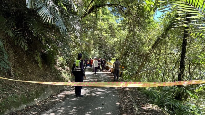宜蘭縣頭城鎮山區21日發現一具棄屍,據了解是新竹縣竹東地區有人遭打死,凶嫌事後將屍體棄置於宜蘭。警方獲報後於現場拉起封鎖線展開偵辦。(讀者提供)中央社記者沈如峰宜蘭縣傳真 114年8月21日