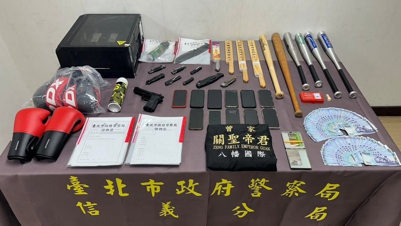 林姓男子日前在台北信義商圈某停車場遭擄走囚禁凌虐，歹徒更要求高額贖金，警方獲報循線查出背後有幫派操控，陸續逮捕9人送辦，並搜出犯罪教戰手冊、本票、收據等贓證物。（警方提供）中央社記者劉建邦傳真  114年8月21日