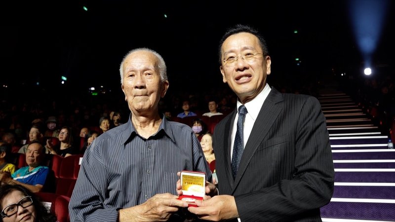 國防部長顧立雄(右)21日頒發「紀念二戰暨抗戰勝利80週年」紀念徽章予參與對日抗戰的國軍退伍官兵張映南(左)。(國防部提供)中央社記者吳書緯傳真 114年8月21日