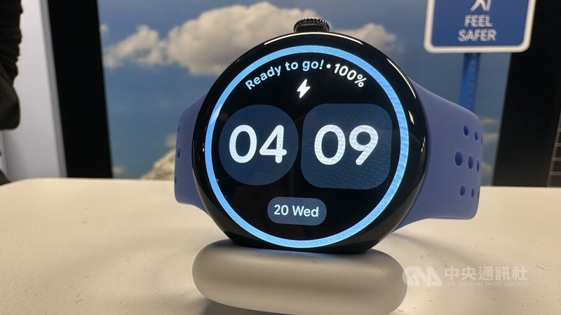 Google智慧手錶Pixel Watch 4採Actua 360曲面螢幕,螢幕尺寸加大10%。中央社記者張欣瑜紐約攝 114年8月21日