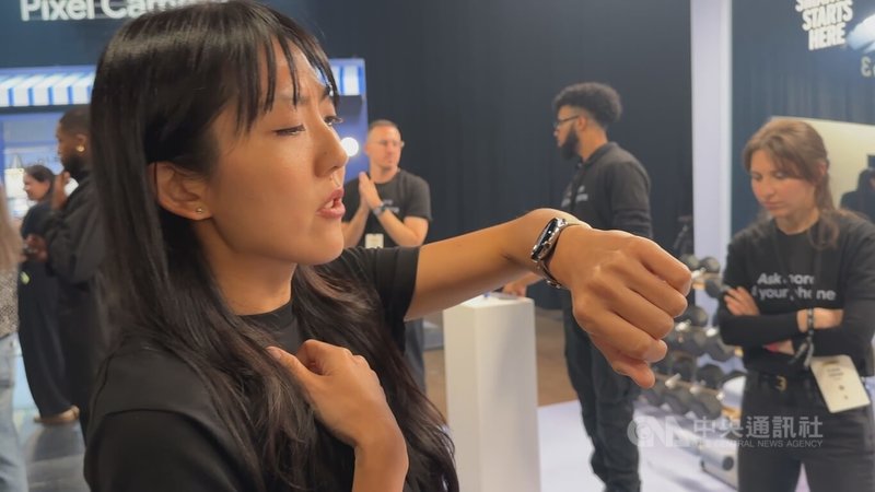 Google發表全新智慧手錶，Pixel Watch 4新加入舉手對話功能，輕抬手腕可直接與AI對話。中央社記者張欣瑜紐約攝　114年8月21日