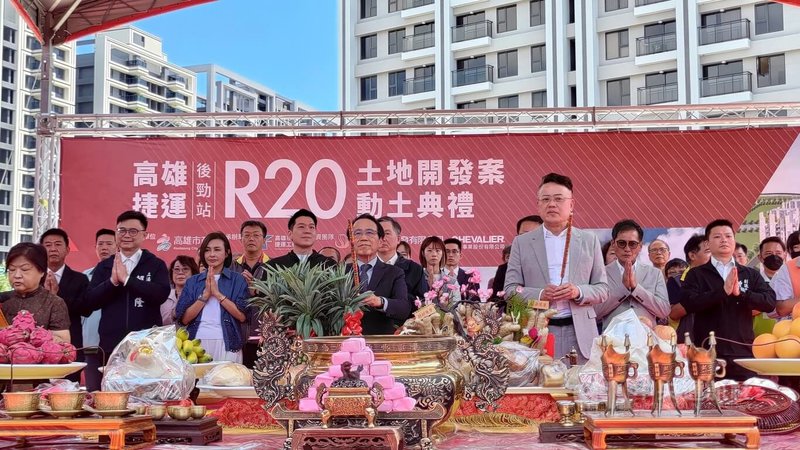 高雄捷運R20後勁站捷運聯開案21日舉行動土典禮,預計民國119年完工。高雄市副市長林欽榮(前中)率眾人上香祈求工程順利。中央社記者蔡孟妤攝 114年8月21日