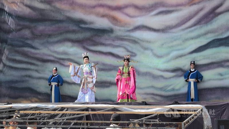 「2025文化部文化平權巡演–庄頭劇場藝日限定」金門場23日將由明華園戲劇總團帶來劇碼「貓神」,21日團員已抵金門彩排,當家小生孫翠鳳(前左)著裝演出。中央社記者吳玟嶸攝 114年8月21日