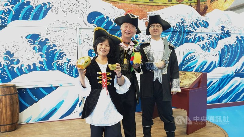 陶藝家謝東哲(中)與家人一同在嘉義新港打造「海賊庄休閒農場」,23日起試營運一個月,試營運期間新港鄉、六腳鄉與雲林縣北港鎮居民可免費入園。中央社記者蔡智明攝 114年8月21日