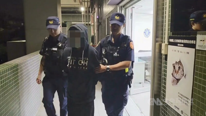 黃姓男子（中）7月24日在台鐵豐原車站剪票口前與前女友黃女口角，持刀劃傷黃女與其母，警方到場將黃男壓制逮捕。（翻攝照片）