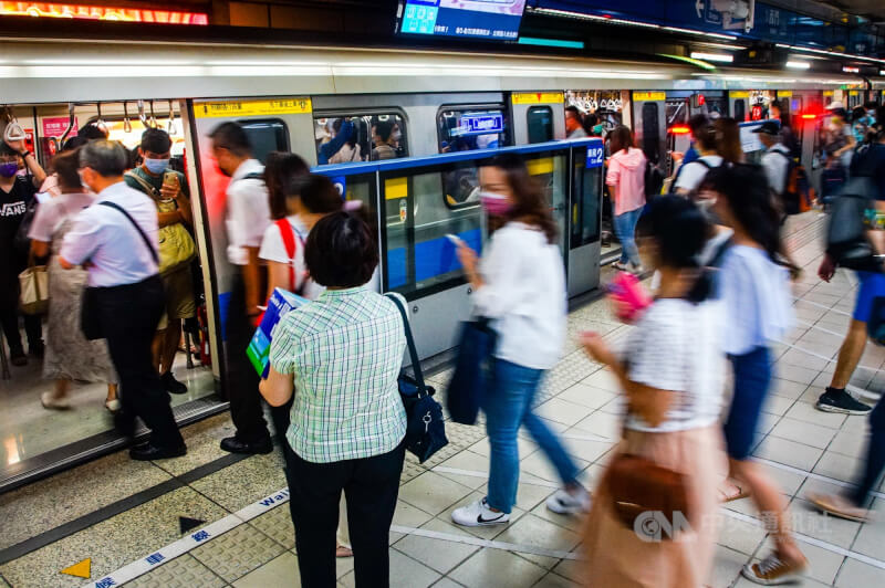 圖為台北捷運候車人潮。(中央社檔案照片)