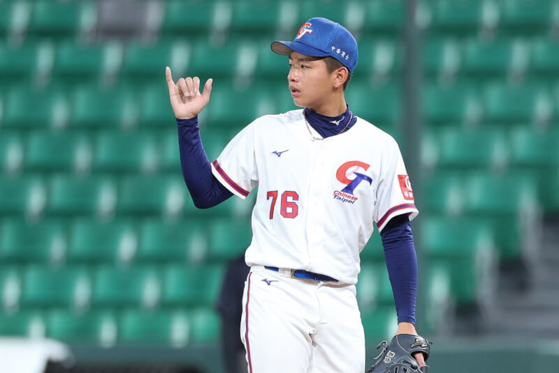 2025年第12屆亞洲青少棒錦標賽複賽21日開打，台灣隊先發投手趙晟皓（圖）主投4.2局無失分，飆出8次三振，加上隊友打擊發揮，台灣最終以10比0扣倒菲律賓隊拿勝。（中華民國棒球協會提供）中央社記者楊啟芳傳真  114年8月21日