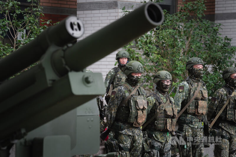 圖為7月14日國軍漢光41號實兵演習，206旅教育召集官兵於新北麗林國小實施105榴彈砲空包彈射擊訓練。（中央社檔案照片）