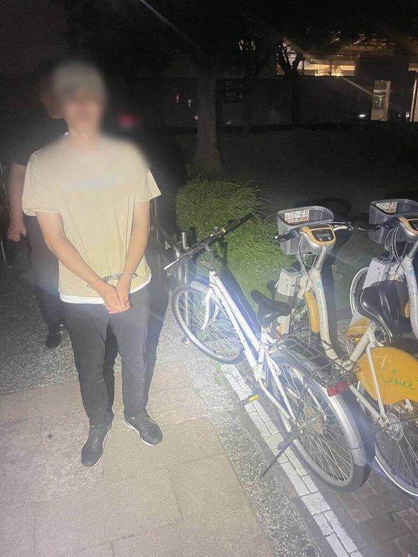 高雄市仁武區19日凌晨接連發生自小客車未上鎖,車內錢財失竊案,損失金額達新台幣10萬元。警方調閱監視器掌握陳姓男子涉案,循線於新竹縣逮人,全案訊後依竊盜罪嫌送辦。(高市仁武警分局提供)中央社記者洪學廣傳真 114年8月21日