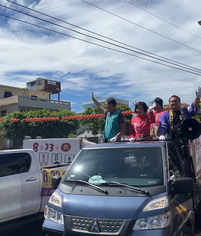 第2波立委罷免投票倒數,民進黨立委何欣純(前中)、民進黨台中市議員王立任(前左)21日陪同罷團「中二解顏」車隊掃街。(民眾提供)中央社記者趙麗妍傳真 114年8月21日