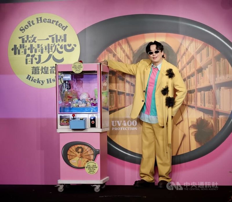 台語金曲歌王蕭煌奇(圖)推出新專輯「做一個惜情軟心的人」,21日下午在台北松山文創園區舉行專輯搶聽會。中央社記者王飛華攝 114年8月21日