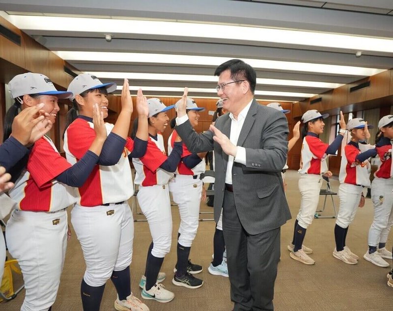 外交部長林佳龍於20日下午在外交部主持「貝比魯斯聯盟U16女子壘球世錦賽奪冠慶賀茶會」，向8月赴美參賽並榮獲世界冠軍的北投國中女子壘球隊表達祝賀與嘉勉，與選手們擊掌慶賀奪冠。（外交部提供）中央社記者楊堯茹傳真　114年8月21日