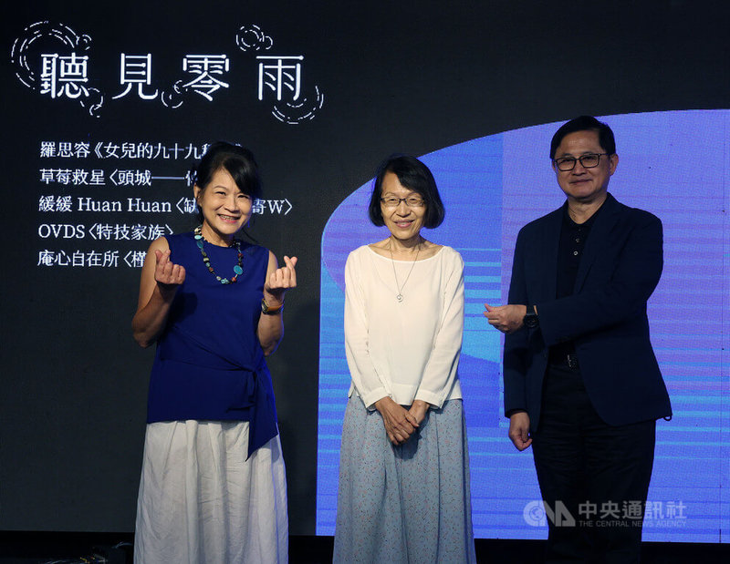 金曲歌后羅思容(左)攜手目宿媒體,為榮獲2025紐曼華語文學獎的詩人零雨(中)譜寫演唱新專輯,這場跨界詩歌企畫「聽見零雨」21日在台北公開發表,和碩董事長童子賢(右)也同台出席。中央社記者郭日曉攝 114年8月21日
