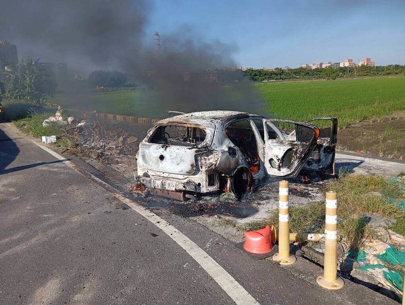 羅姓通緝犯22日上午在高雄左營住處附近遭不明人士當街射殺,警方調閱監視器發現凶嫌犯案後駕車逃逸,更在橋頭一處偏僻路邊燒車滅證後離去。(高雄市消防局提供)中央社記者洪學廣傳真 114年8月22日