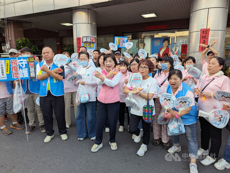 中國國民黨籍立法委員楊瓊瓔（前右4）22日與支持群眾走上街頭反罷免，她表示，台灣是民主國家，不能只有1個顏色，呼籲民眾23日務必站出來投票。中央社記者蘇木春攝　114年8月22日