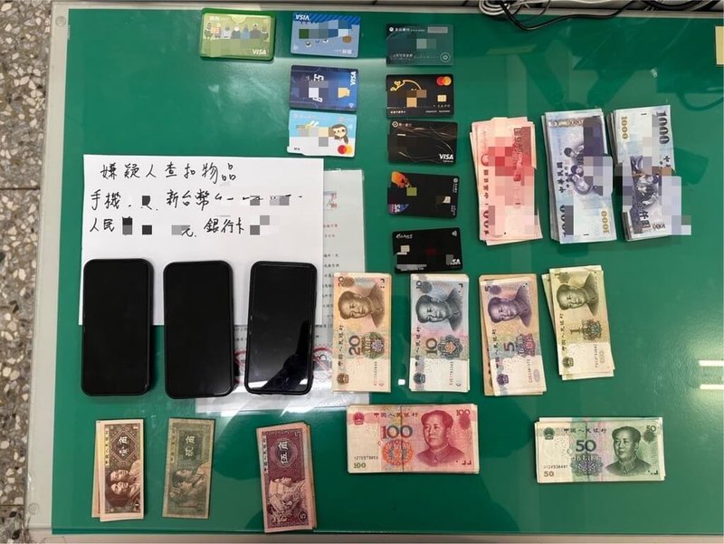 鄭姓老翁誤信網路廣告,以為投資珠寶可獲利,老翁陸續面交新台幣90多萬元,後因資金不足向女兒借錢,女兒才驚覺父親遭詐騙報警,警方逮捕47歲邱姓車手,查扣29萬元、提款卡、收據、工作手機等證物。(警方提供)中央社記者吳哲豪傳真 114年8月22日