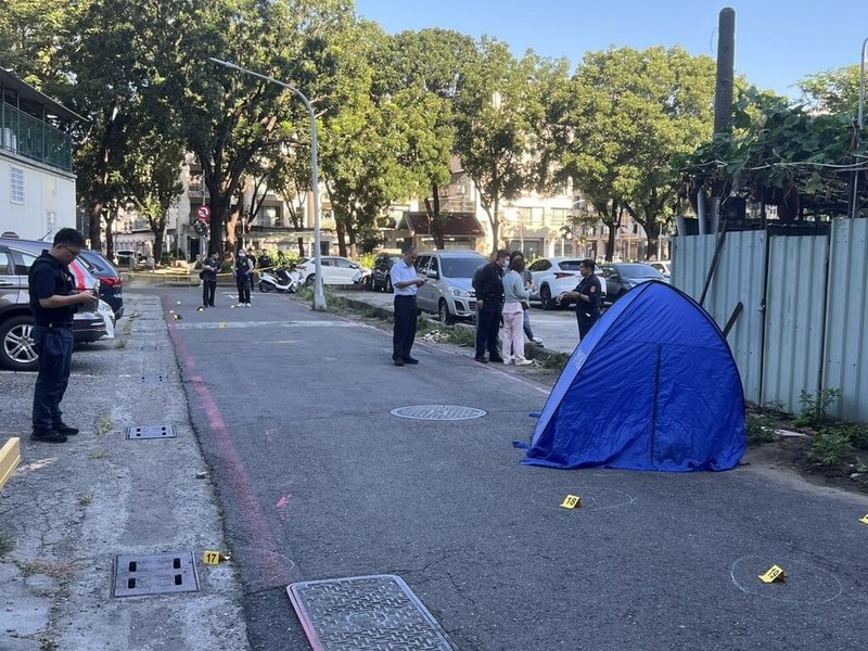 高雄左營22日上午發生槍擊案，羅姓男子遭不明人士以行刑式槍決當街射殺，頭頸中彈，經救護人員到場確認已無生命跡象。警方現場找到8顆彈殼，並透過監視器已鎖定駕駛白色自小客車的犯嫌，全力查緝中。（高市左營警分局提供）中央社記者洪學廣傳真　114年8月22日