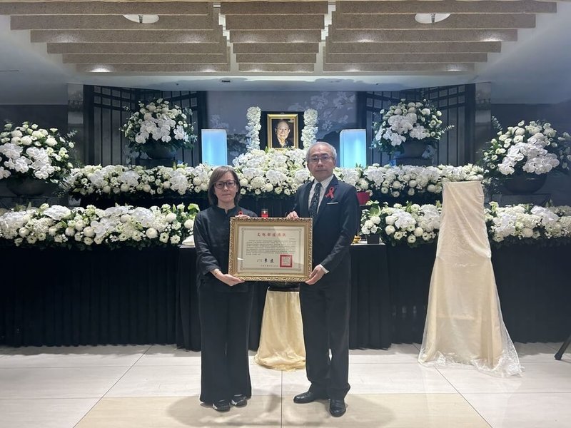新北市傳統工藝「花燈工藝」保存者林健兒10日辭世。文化部文化資產局長陳濟民(右)21日出席告別式,並頒贈文化部旌揚狀,由林健兒女兒林佳葦(左)代表受贈。(文化部文資局提供)中央社記者邱祖胤傳真 114年8月22日