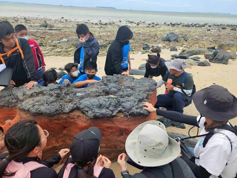 澎湖縣風櫃國小以「海學力:從澎湖出發的做中學行動課程」,帶孩子走進海洋與社區,從潮間帶觀察、每月淨灘守護家園、海漂垃圾調查,到海草復育、訪談漁村耆老,再把行動成果轉化為繪本、短片與展演。(澎湖風櫃國小提供) 中央社 114年8月22日