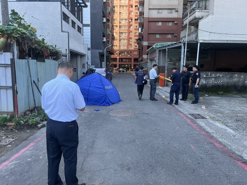 身背竊盜和詐欺通緝的羅姓男子22日上午在高雄左營住處附近遭不明人士當街射殺,警方初判為債務糾紛結怨,正全力緝兇中。(高市左營警分局提供)中央社記者洪學廣傳真 114年8月22日