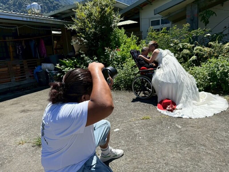 南投縣信義鄉甘姓夫妻結婚38年,當時未拍婚紗照,甘男多年前中風成為植物人,甘妻扛起照顧先生重擔,創世基金會草屯分院獲知甘妻想拍婚紗照留念的心願,找到新娘祕書、攝影師義助圓夢,21日上山拍攝婚紗照。(創世草屯分院提供)中央社記者蕭博陽南投縣傳真 114年8月22日