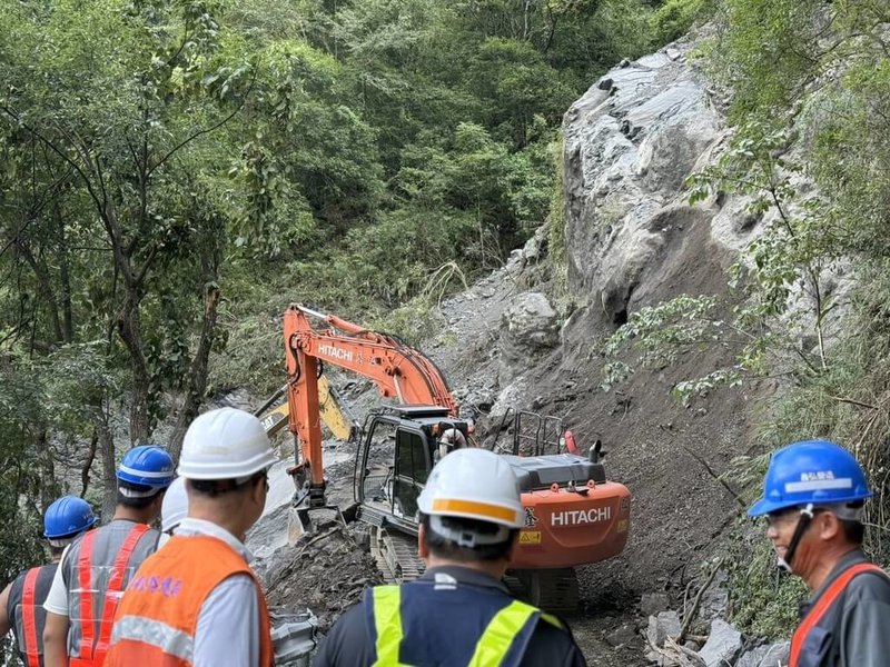 桃園市復興區台7線33公里處榮華橋路段21日發生邊坡落石坍方,公路局北區養護工程分局復興工務段已調派大型破碎機具從坍方處兩端全力排除,盼儘速搶通。(復興區公所提供)中央社記者葉臻傳真 114年8月22日