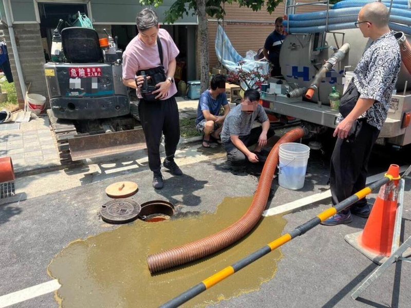 台中市5月發生1起環保犯罪案，業者以合法掩護非法，將水肥灌入污水下水道。中檢起訴2家無良不法清運業者及涉案行為人共13人，並將犯罪工具拍賣所得及不法所得新台幣517萬元沒收。（環境部提供）中央社記者汪淑芬傳真　114年8月22日